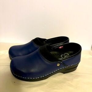 SANITA (37) RYLAN SMART STEP SLIP ON BLUE-LEATHER‎ NEOPRENE CLOG